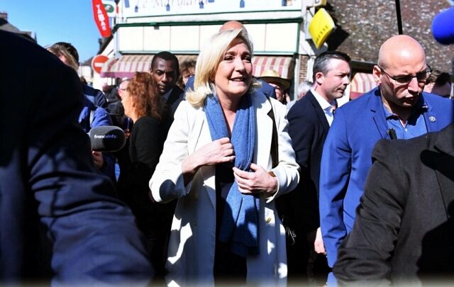 Marine Le Pen assure ne pas être «obtue» sur l’interdiction du voile