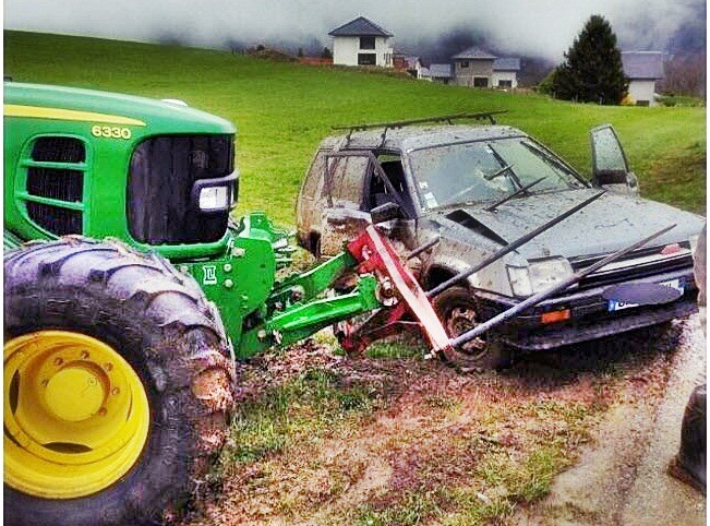 Savoie : un agriculteur embroche la voiture qui faisait du « rallye » dans son champ