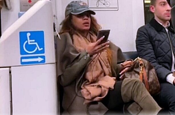 Une femme refuse d’enlever son sac d’un siège du métro pour laisser un passager s’assoir