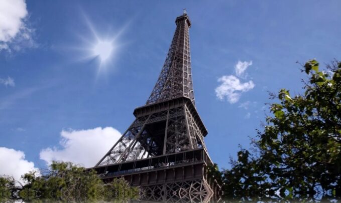 «Aucun arbre centenaire ne sera abattu» au pied de la tour Eiffel, promet la mairie