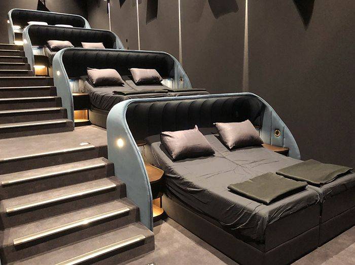 Cette salle de cinéma Suisse a remplacé tous ses sièges ordinaires par de confortables lits doubles