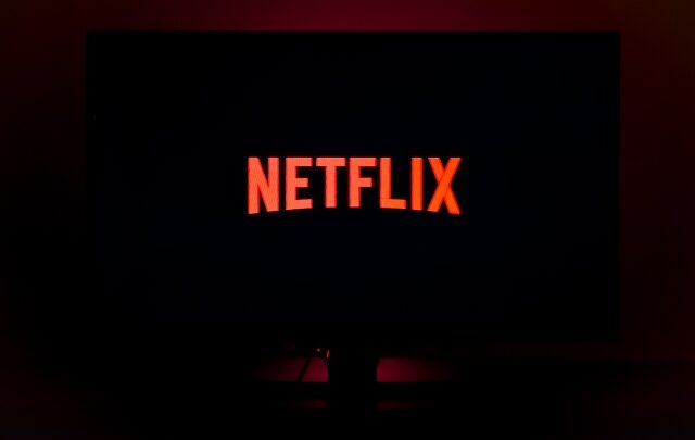 Netflix veut faire payer les 100 millions de foyers qui profitent du partage de comptes sans abonnement