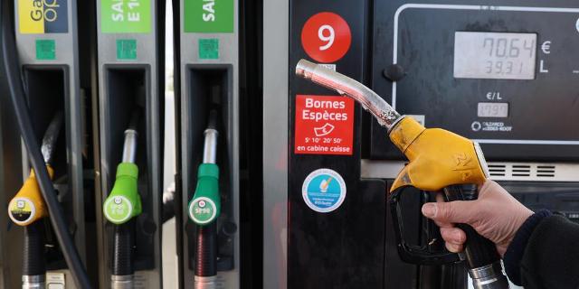 Borne assure que «l’Etat ne gagne pas d’argent» avec la hausse des prix des carburants