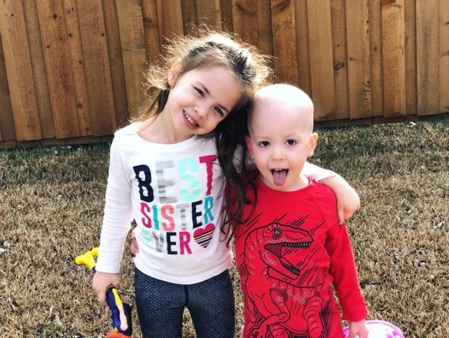 Atteint d'un cancer en 2018, ce petit garçon a réussi à battre la maladie grâce au soutien indéfectible de sa soeur