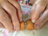 13 ans après l'avoir perdue dans son potager, elle retrouve sa bague de fiançailles autour d'une carotte
