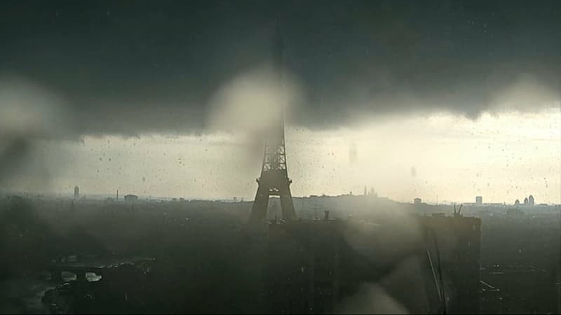 Paris: la tour Eiffel a été frappée par la foudre hier