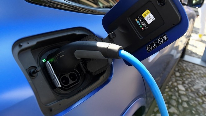 L’électrique s’impose pour les voitures, les transports lourds dans le flou, selon un rapport.