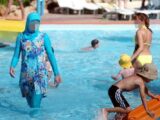 Grenoble : interdiction du port du burkini dans les piscines municipales confirmée par le Conseil d’État