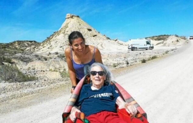 Elle a voyagé avec sa grand-mère de 101 ans pendant 3 ans pour dénoncer l’isolement des personnes âgées