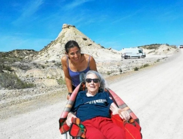 Elle a voyagé avec sa grand-mère de 101 ans pendant 3 ans pour dénoncer l’isolement des personnes âgées