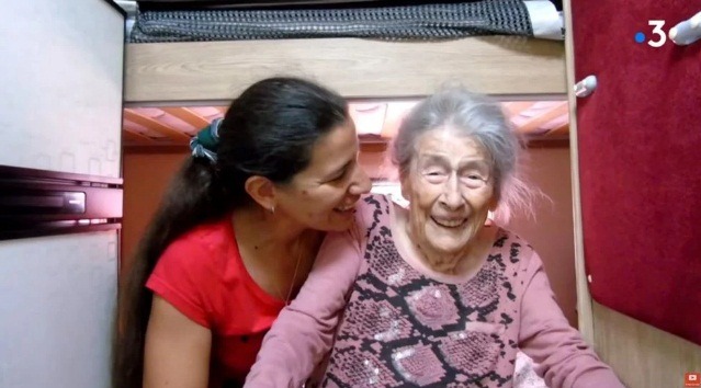 Elle a voyagé avec sa grand-mère de 101 ans pendant 3 ans pour dénoncer l'isolement des personnes âgées