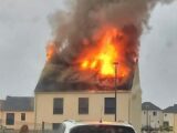 Une maison touchée par la foudre part en fumée