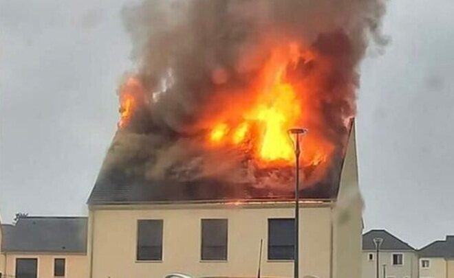 Une maison touchée par la foudre part en fumée