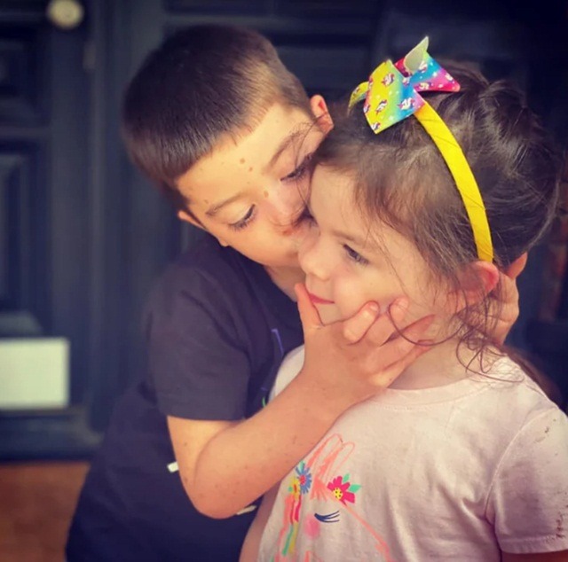 Atteint d'un cancer en 2018, ce petit garçon a réussi à battre la maladie grâce au soutien indéfectible de sa soeur