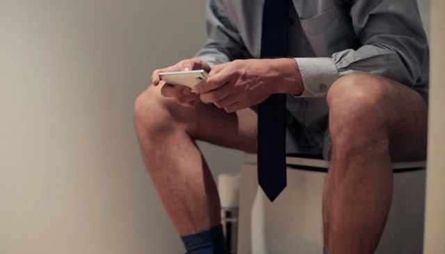 Les hommes passent 7 heures par an aux toilettes… pour avoir la paix