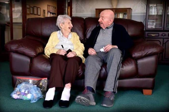 Une mère de 98 ans s’installe dans une maison de retraite pour s’occuper de son fils de 80 ans parce que «vous ne cessez jamais d’être une maman»