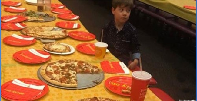 Un petit garçon invite ses camarades à son anniversaire et personne ne vient