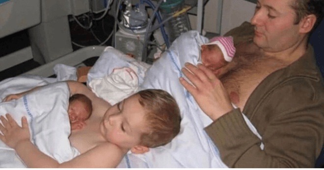 La photo d’un garçon aidant son père à réchauffer les nouveau-nés a fait le tour d’Internet.