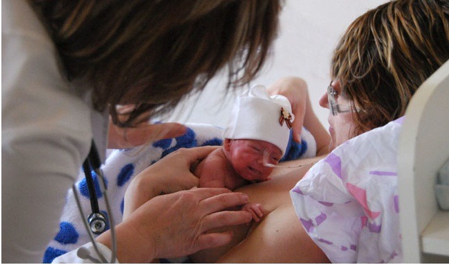La photo d'un garçon aidant son père à réchauffer les nouveau-nés a fait le tour d'Internet.