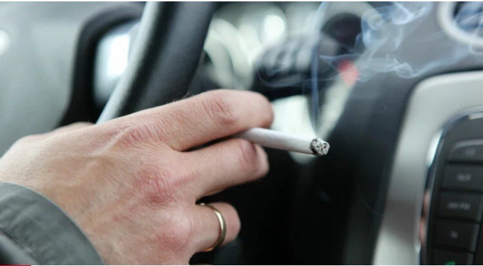 Fumer au volant : bientôt interdit en été ?