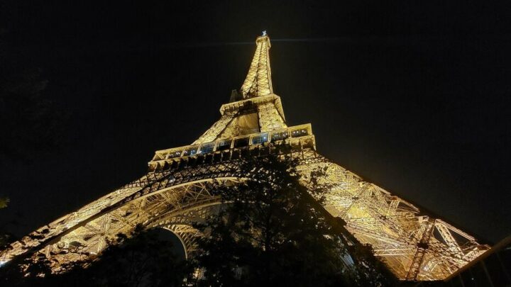 La Tour Eiffel «s’éteindra bien à 23h45 dès le 23 septembre», assure la société d’exploitation.