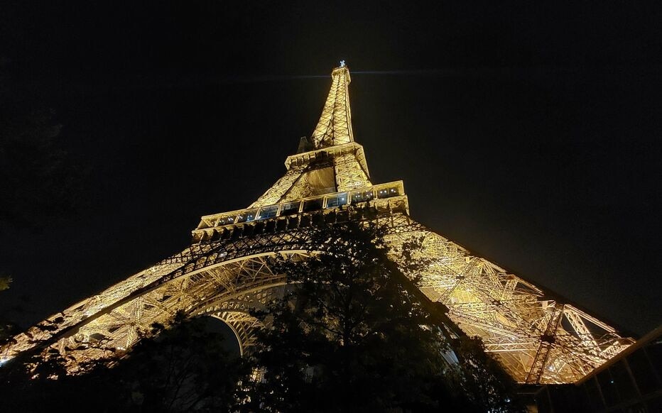 La Tour Eiffel «s’éteindra bien à 23h45 dès le 23 septembre», assure la société d’exploitation.