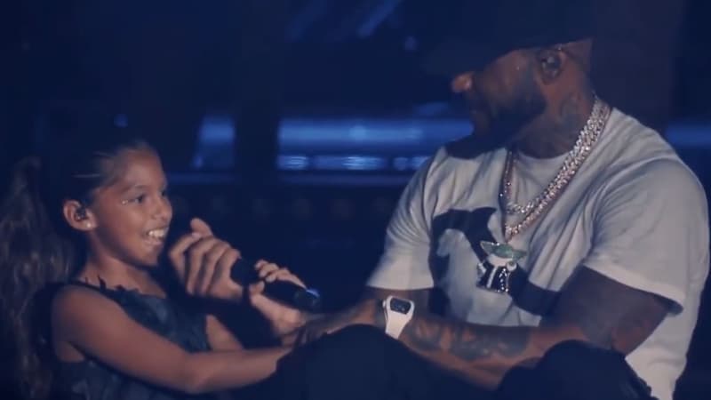 Stade de France: Booba interprète “Petite fille” avec sa fille Luna lors de son concert