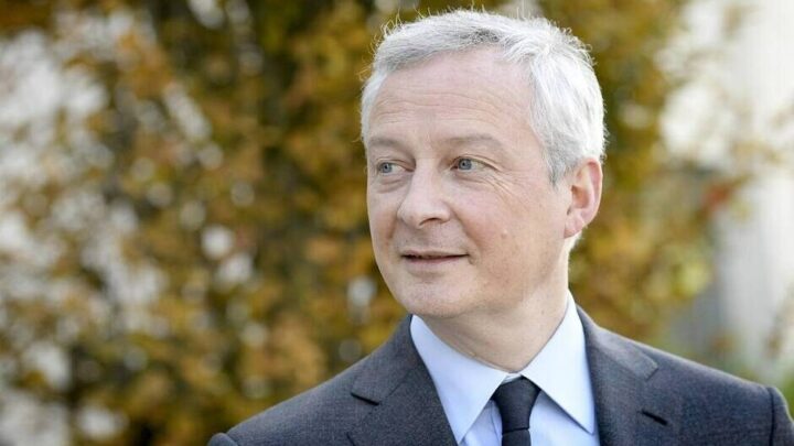 Sobriété énergétique : Bruno Le Maire abandonne la cravate pour le col roulé