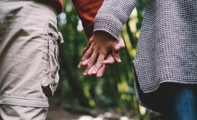 Après 6 ans de relation, elle découvre qu’elle sort avec son frère biologique