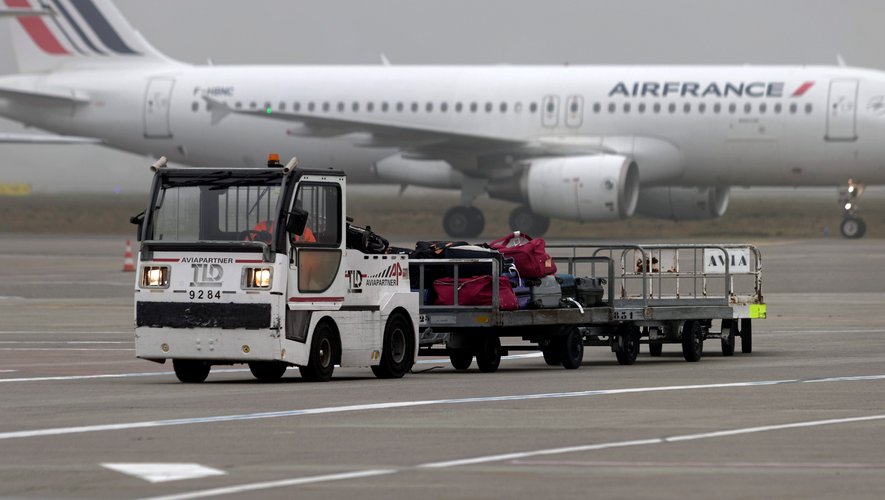 Grève des contrôleurs : Air France annule plus de la moitié de ses courts et moyens courriers vendredi