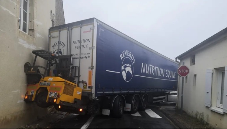 Un poids-lourd de 44 tonnes coincé en travers de la route en Deux-Sèvres