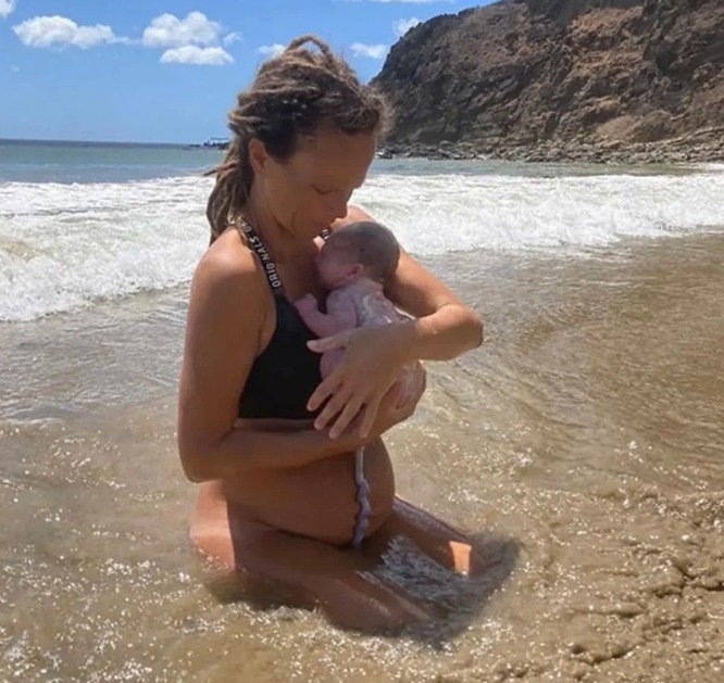  Cette maman a accouché de son bébé dans l'océan Pacifique et les photos sont à couper le souffle