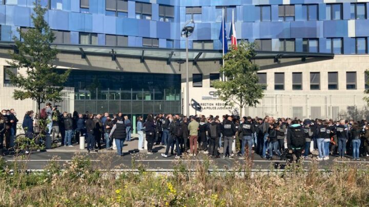 Paris. Rassemblement de plusieurs centaines de policiers en ce moment devant le siège de la PJ parisienne contre la réforme de la police judiciaire (vidéo)