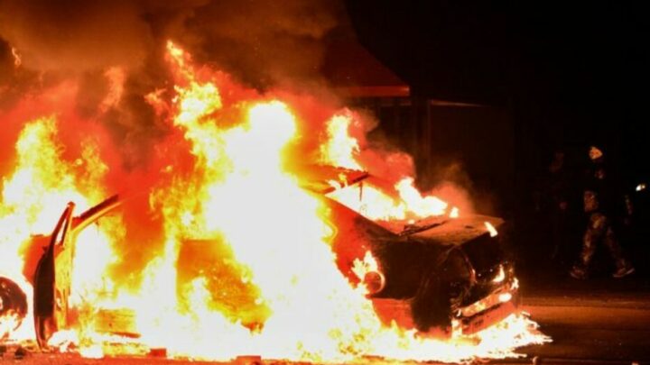 Elle sort de son véhicule en feu sur l’autoroute et meurt percutée par une voiture