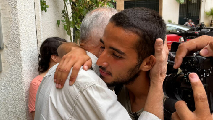 VIDÉO. «Tu m’as fait pleurer» : Mehdi, qui marchait de Paris jusqu’à Alger, est arrivé chez son grand-père