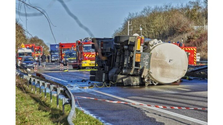 Un camion-citerne rempli de gazole se renverse sur la route