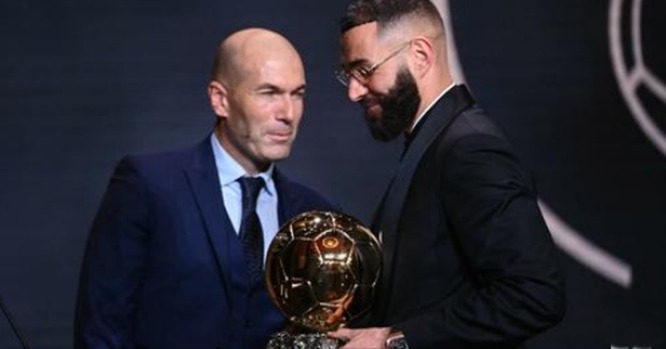  Benzema a reçu le Ballon d'or des mains de son idole Zidane