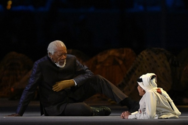  Morgan Freeman fait une apparition lors de l'ouverture du Mondial accompagné d'un homme handicapé, amputé des deux jambes