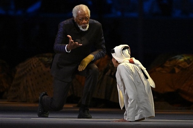  Morgan Freeman fait une apparition lors de l'ouverture du Mondial accompagné d'un homme handicapé, amputé des deux jambes