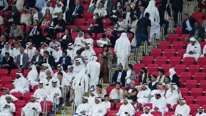 « Bien sûr qu’on s’en va, ils perdent » : la fête n’a pas duré longtemps chez les supporters du Qatar