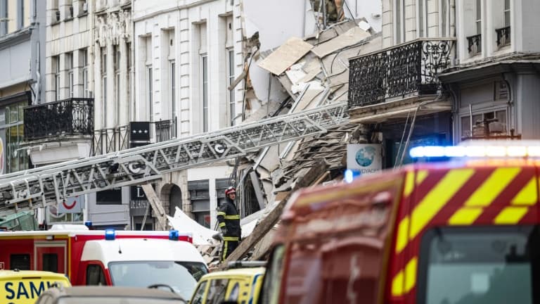 ‪Bâtiment effondré à Lille: un corps retrouvé dans les décombres, un troisième bâtiment menace de s’écrouler