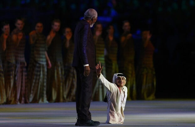 Morgan Freeman fait une apparition lors de l’ouverture du Mondial accompagné d’un homme handicapé, amputé des deux jambes