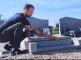 Clément, 30 ans, nettoie des tombes d’inconnus à la place des familles qui ne peuvent plus le faire