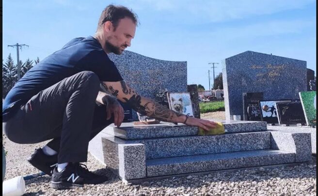 Clément, 30 ans, nettoie des tombes d’inconnus à la place des familles qui ne peuvent plus le faire