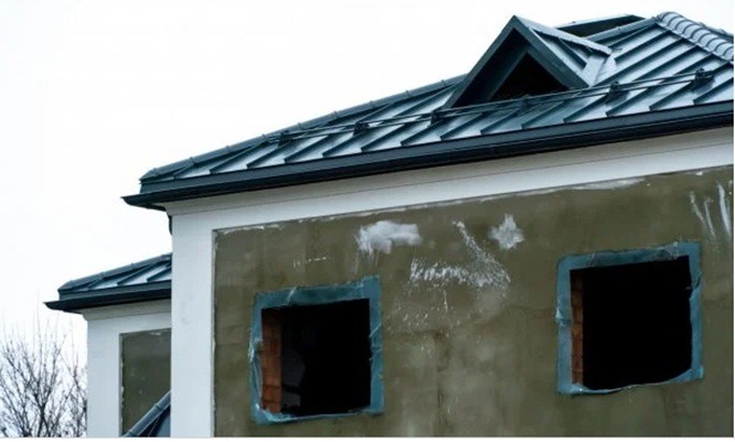 Un locataire ne paie pas son loyer, son propriétaire retire les fenêtres de la maison