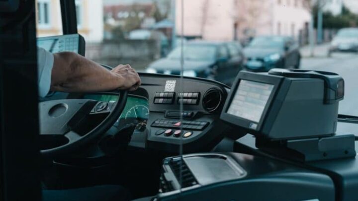 « Si t’es pas content, tu descends » : Un chauffeur de bus impose le Coran à ses passagers