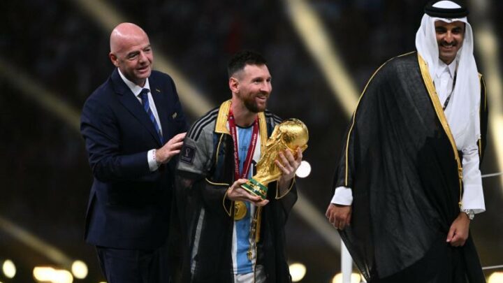 Pourquoi Lionel Messi a porté une cape lors de la remise du trophée de la Coupe du monde