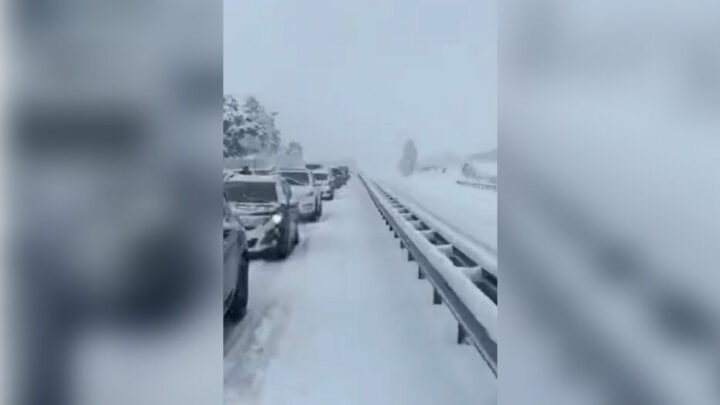 Des automobilistes pris au piège de la neige sur l’A75