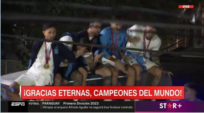 Un câble électrique manque de faire chuter Messi et ses équipiers du bus argentin