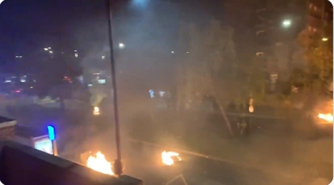 Les Champs-Élysées sous les gaz lacrymogènes hier soir alors que les #FDO ont tentés de disperser les supporters marocains qui fêtaient leur victoire